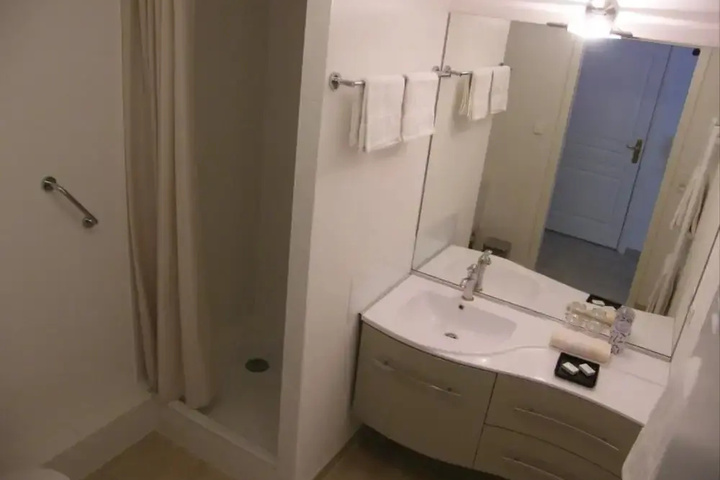 Room 6 of 15