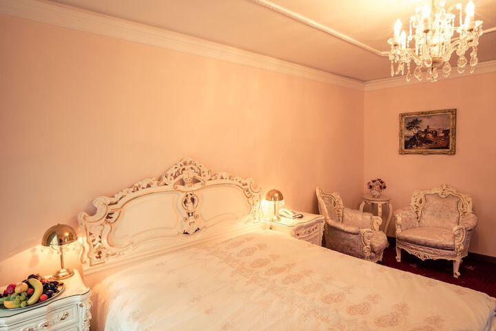 Room 9 of 65
