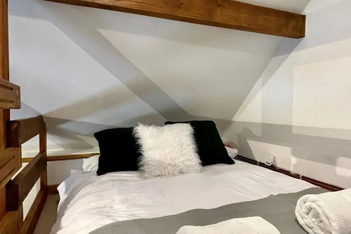 Room 4 of 9