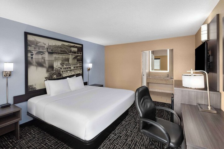 1 King Bed (8 of 23)
