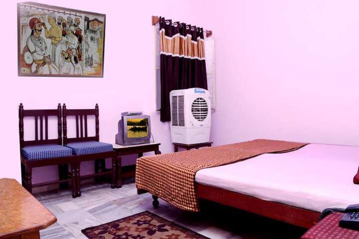 Room 5 of 33