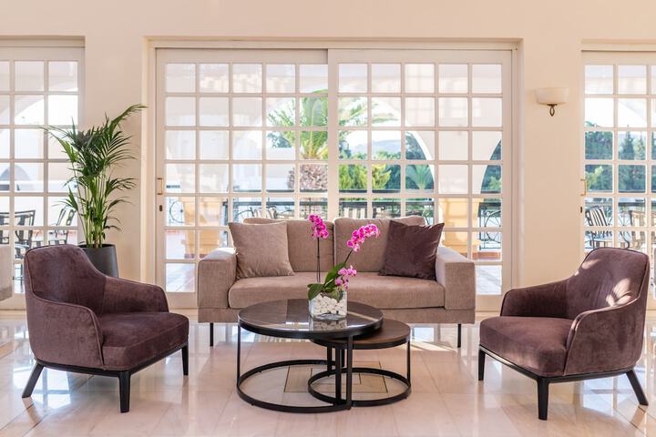Entrance & Lobby