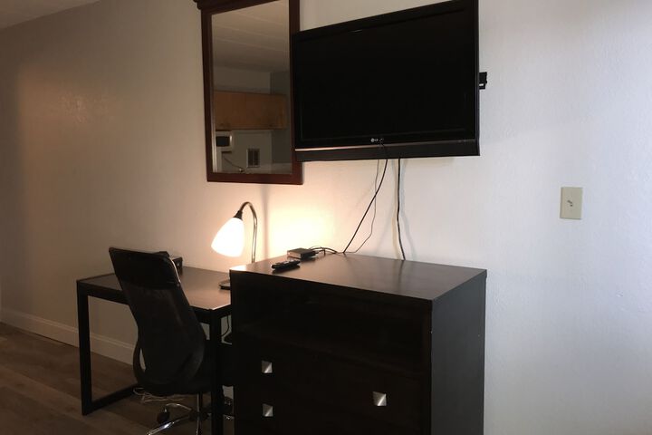 2 Room Suite with Kitchenette | 1 King and 1 Double Bed (5 of 5)
