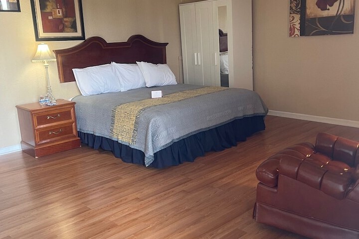 Deluxe Single Queen Bed (25 of 50)