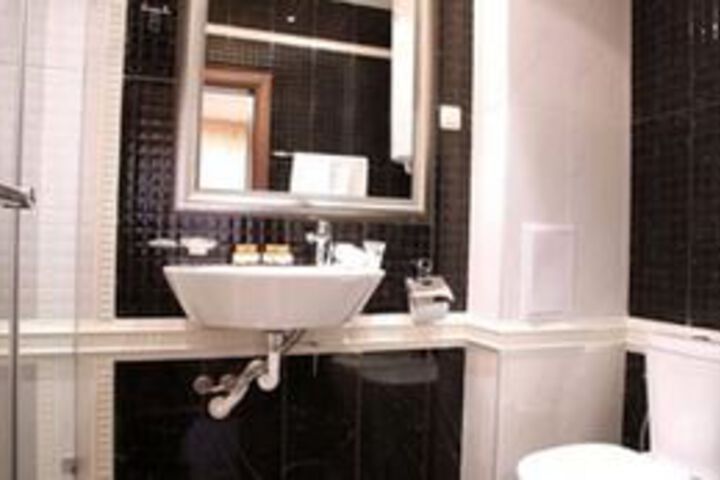 Room 4 of 28