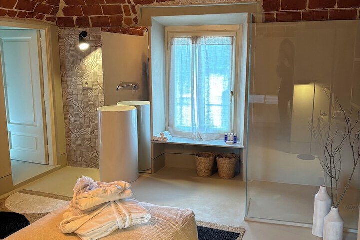 Room 8 of 62