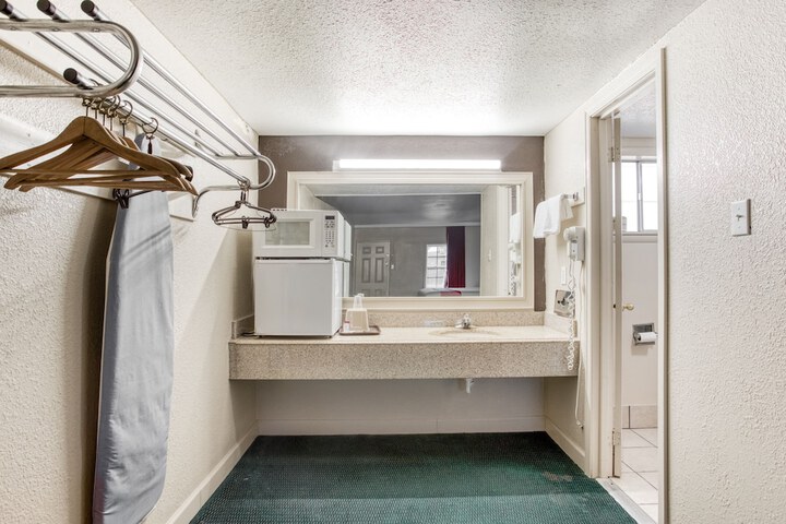 Room 21 of 28