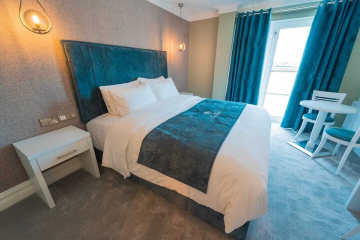 Room 2 of 10