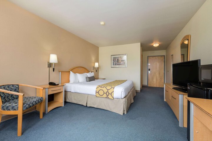 1 King Bed (8 of 32)