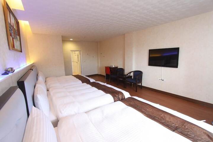 Room 11 of 28