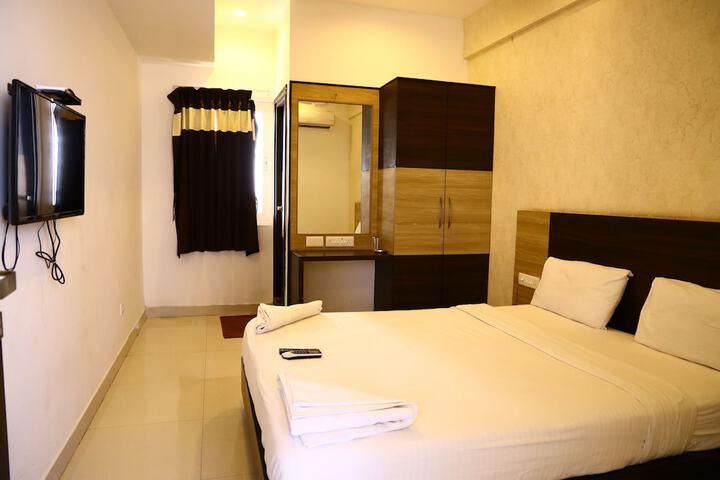 Room 5 of 12