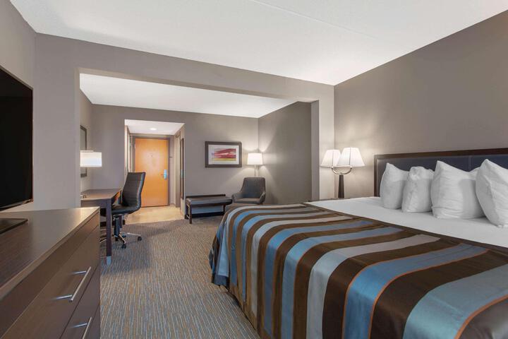 1 King Bed Deluxe Room (1 of 8)