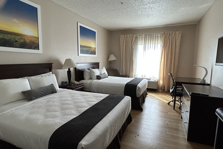 2 Queen Beds (3 of 3)