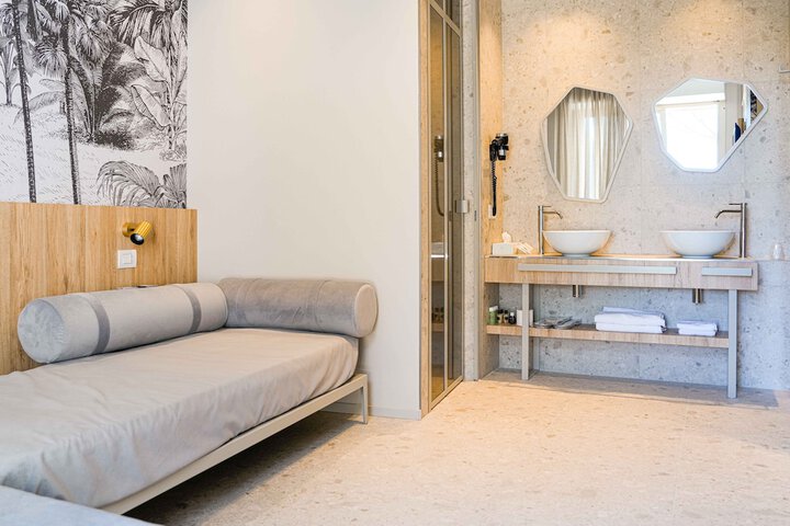 Room 32 of 85