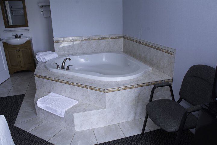 1 Queen Bed (15 of 15)