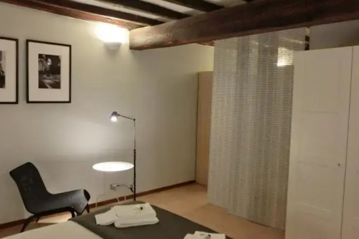 Room 4 of 10