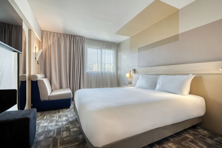 Room 4 of 73