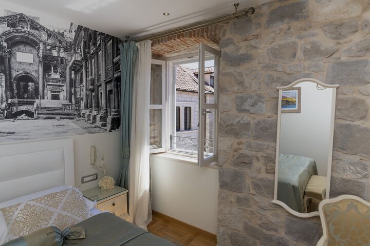 Room 6 of 31