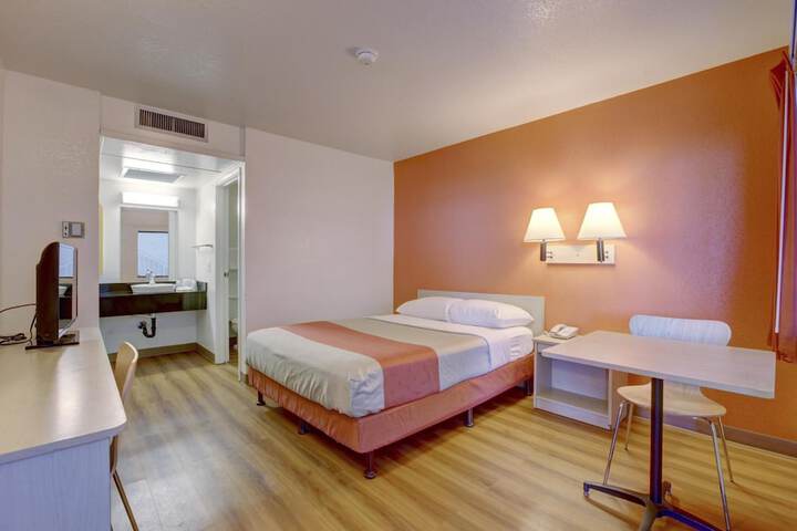 1 Queen Bed (9 of 13)