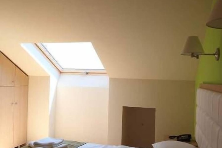 Room 9 of 26