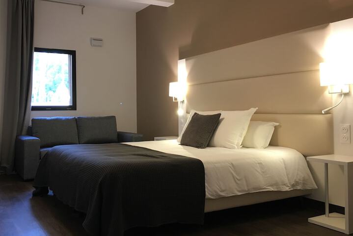 Room 4 of 74