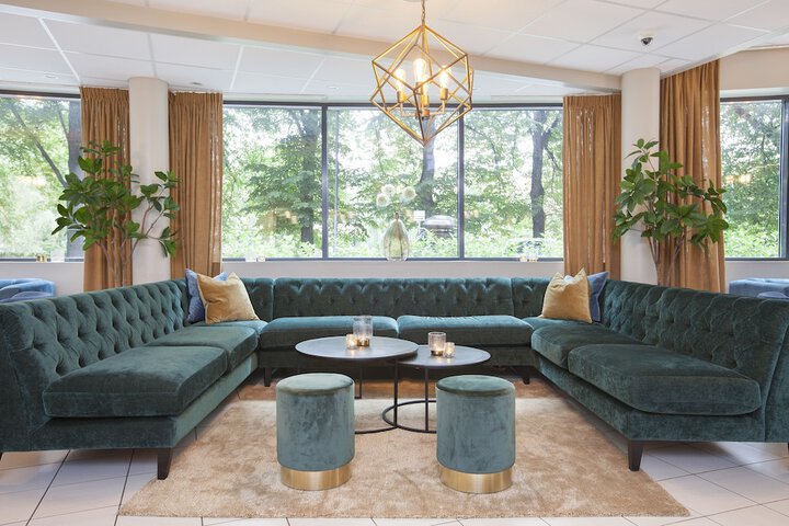 Lounge 65 of 78