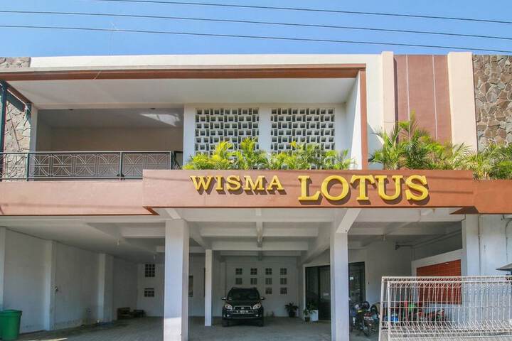 Exterior of RedDoorz Syariah near Universitas Jenderal Soedirman