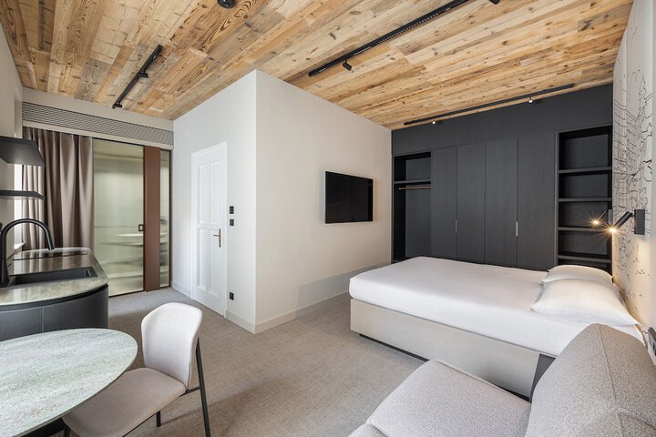 Room 4 of 25