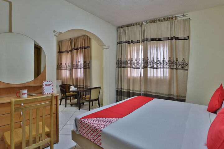 OYO 182 Zariana Hotel