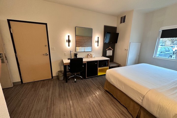 1 Queen Bed (4 of 13)