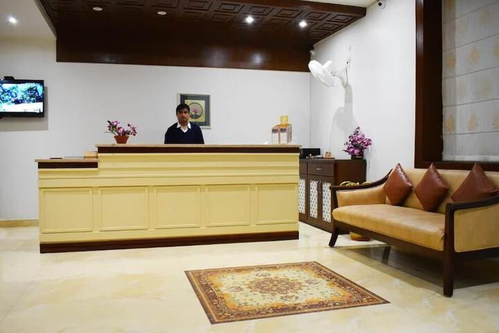Hotel Green View - Behind Pramarth Niketan
