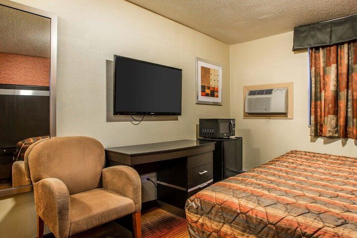1 King Bed (8 of 9)