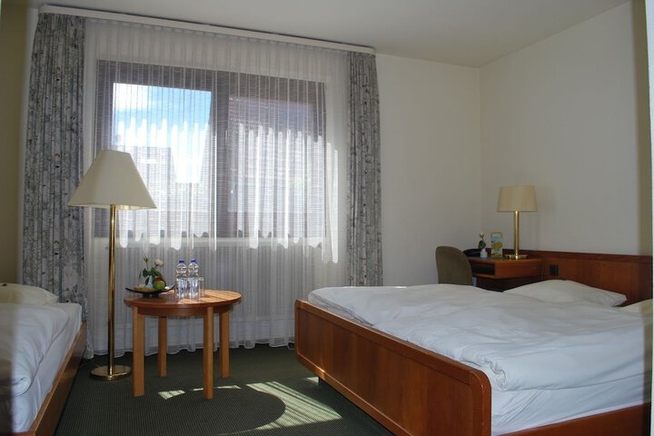 Room 12 of 33