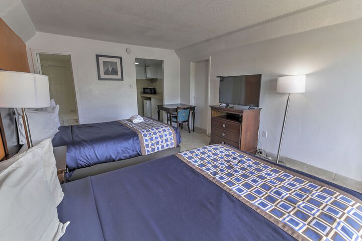 2 Double Beds (14 of 16)