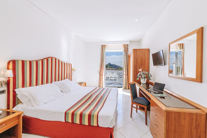Room 6 of 32