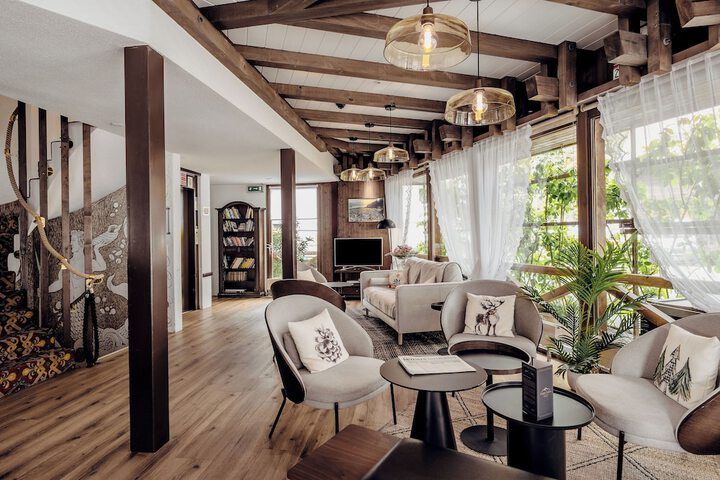 Lounge 50 of 63
