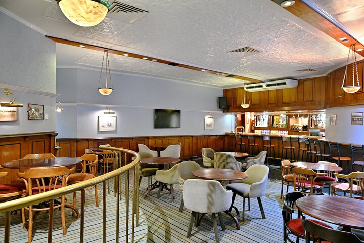 Lounge 144 of 184
