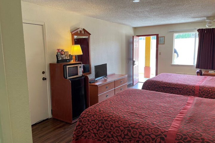 2 Queen Beds (5 of 9)