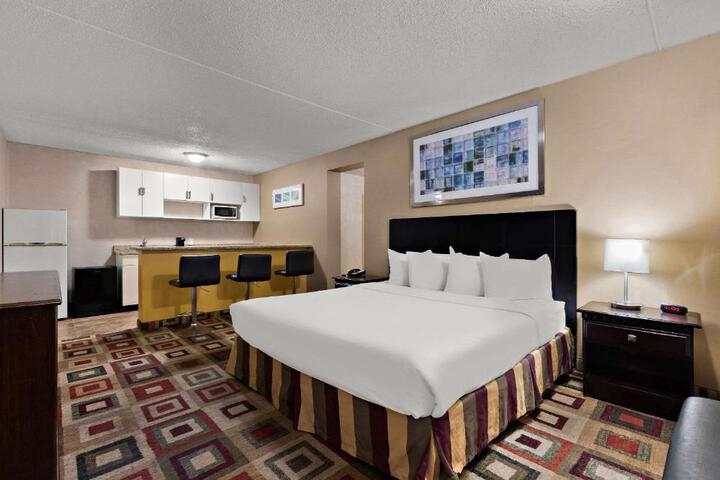 1 Queen Bed (14 of 17)