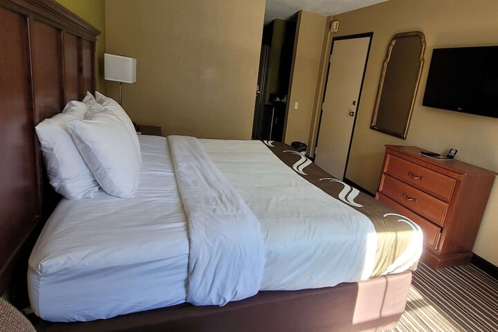 1 King Bed (10 of 17)