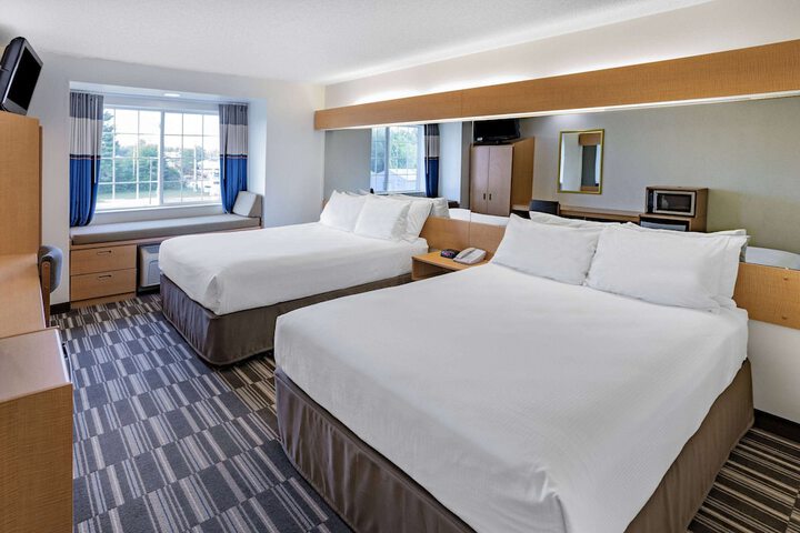 2 Queen Bed Mobility Hearing Accessible Room Roll in Shower (36 of 44)