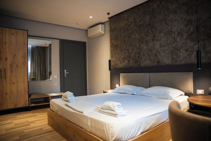 Room 7 of 32