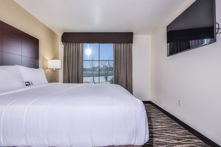 Studio Accessible King Size Bed (3 of 25)