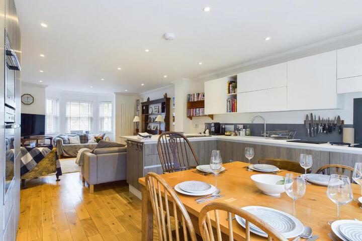 Queens Mews a contemporary beach side holiday home for 6