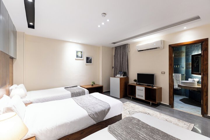 Room 5 of 103
