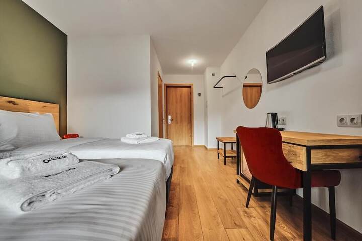 Room 33 of 60