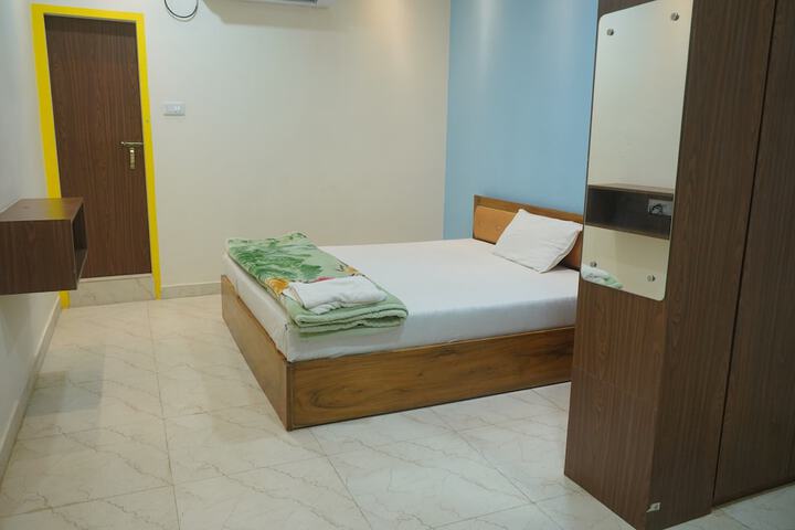 Room 16 of 28