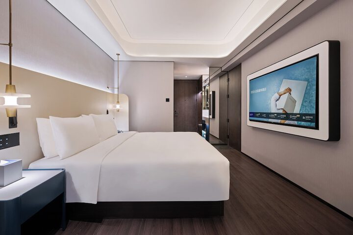 Room 11 of 32