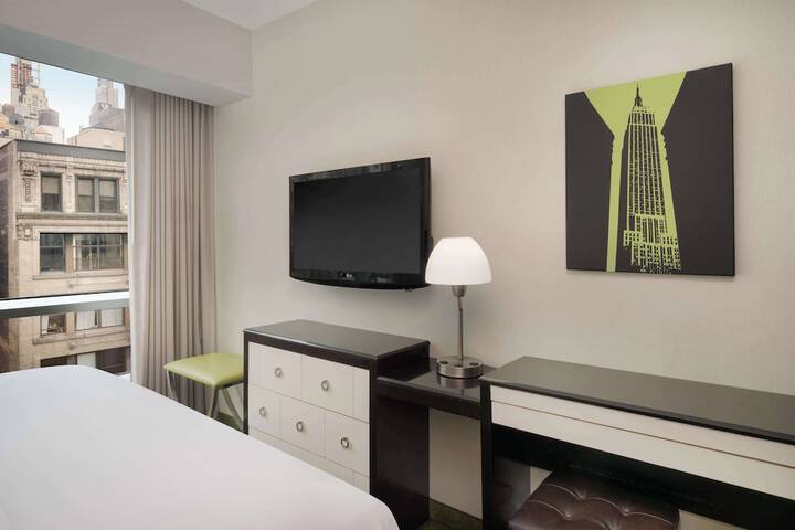 1 King Bed WiFi (1 of 15)