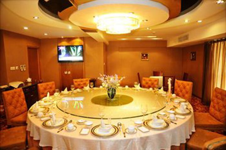 Dining 4 of 17